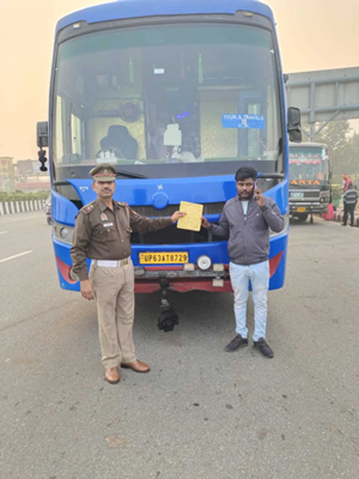 नोएडा पुलिस ने डग्गामार बसों के खिलाफ चलाया अभियान, 8 सीज, 12 का चालान